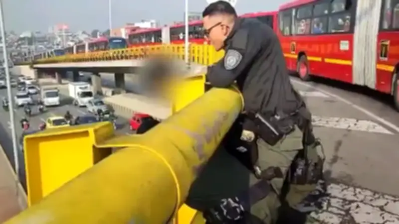 Policías evitan que adolescente se lance de puente en Bogotá en dramático rescate