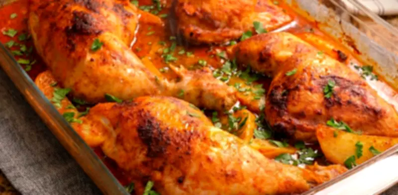 Pollo al horno dorado y jugoso: receta casera fácil que se prepara en una hora