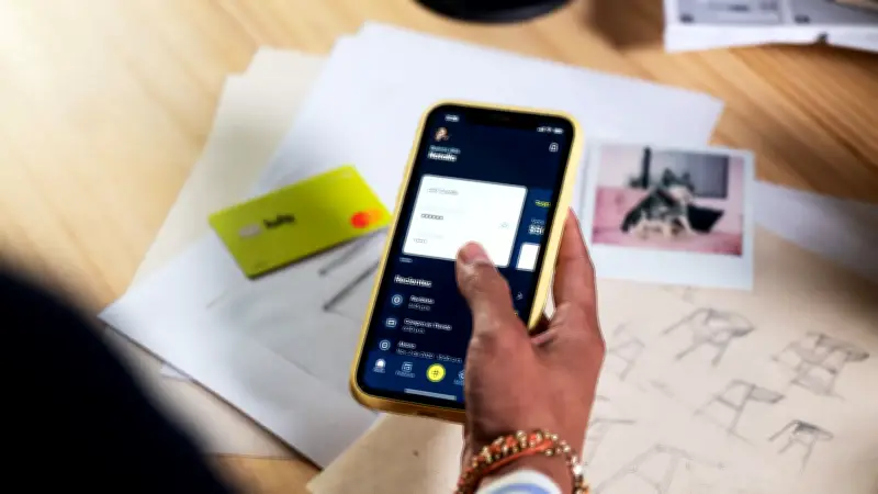 Polémica en boda: novios usan datáfono para cobrar regalos con tarjeta y desatan furia en redes