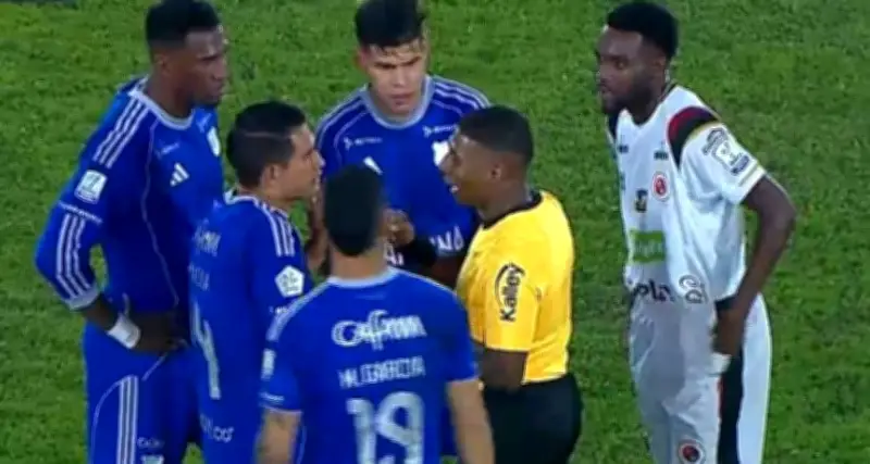 Polémica en Millonarios vs Cúcuta: VAR llama para tarjeta amarilla en acción inédita