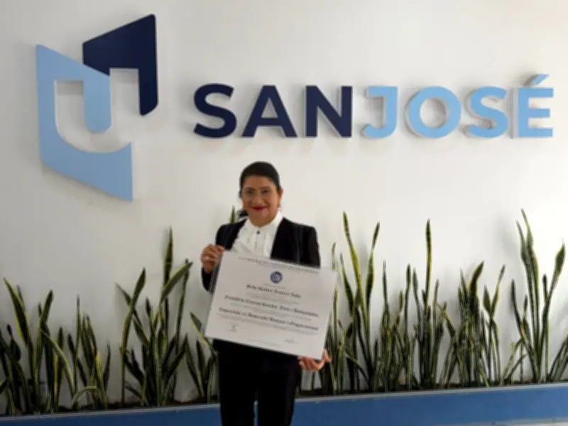 Polémica por título de especialista de senadora Sandra Ramírez: ¿legal o irregular?