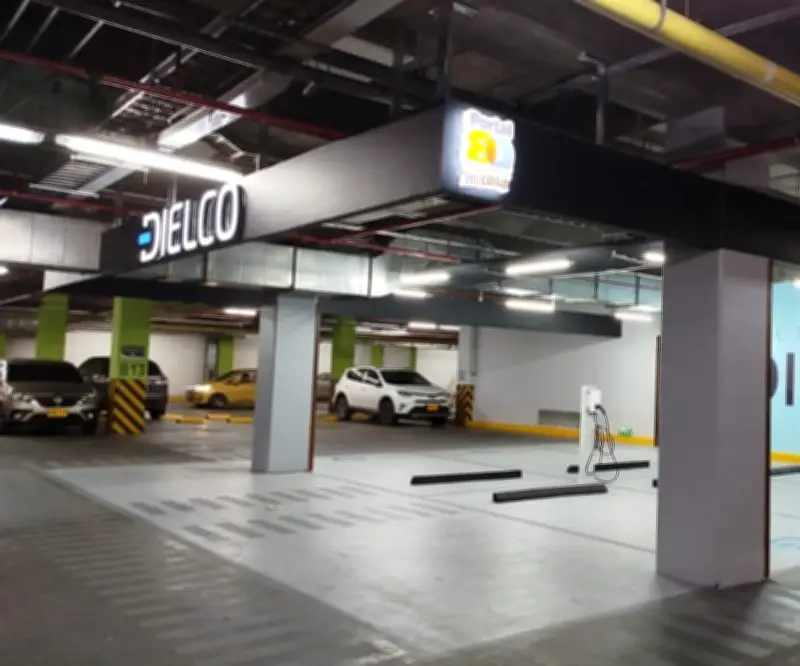 Portal de la 80 inaugura electrolinera gratuita para vehículos eléctricos e híbridos en Bogotá