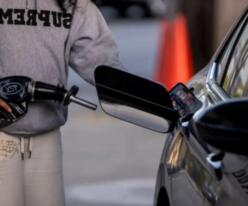 Precio de la gasolina en EE.UU. supera los US$4 por galón por impacto de guerra en Irán