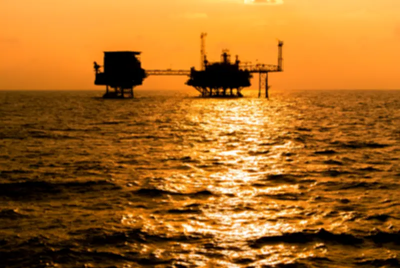 Precio del petróleo supera los 90 dólares por conflicto en Oriente Medio y amenaza en estrecho de Ormuz