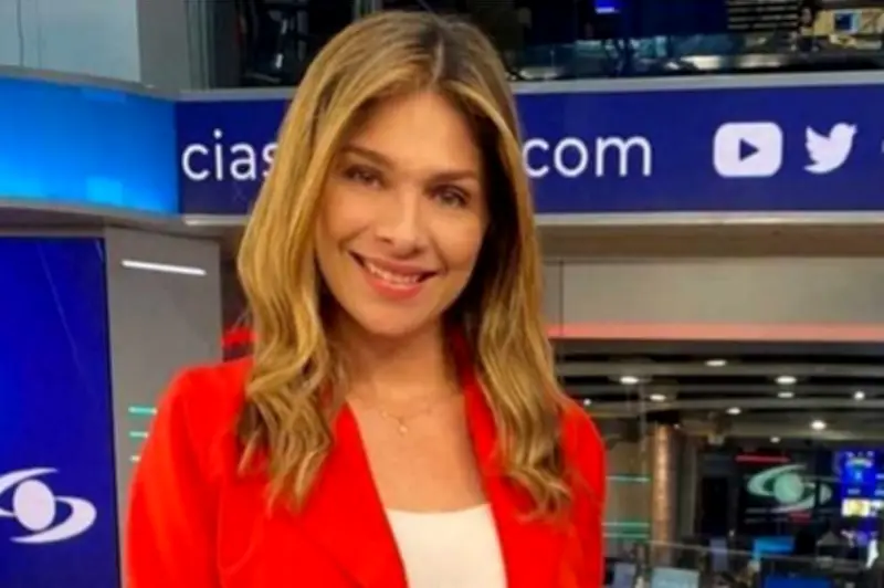 Presentadora de Noticias Caracol confunde día en vivo y provoca risas en el estudio
