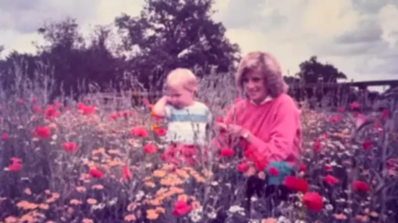 Príncipe Guillermo conmueve al compartir foto infantil con Diana en Día de la Madre