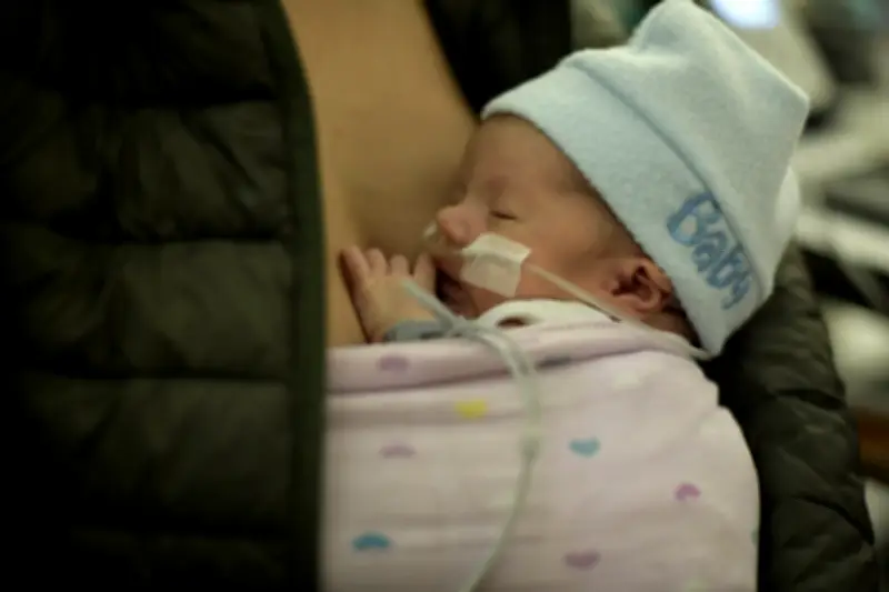 Programa Madre Canguro en Colombia enfrenta crisis por falta de recursos y obstrucción de EPS