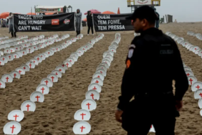 Protesta artística en Copacabana denuncia hambre mundial antes de cumbre G20
