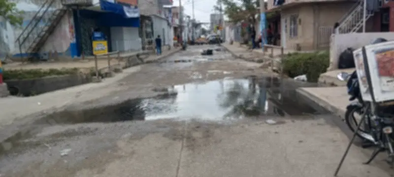 Protesta en Cartagena por rebosamiento de alcantarillado en barrio Nuevo Paraíso