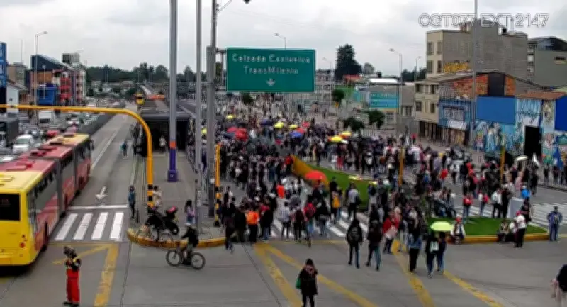 Protestas docentes colapsan la calle 26 en Bogotá: Transmilenio cierra 6 estaciones y afecta a 23.000 usuarios