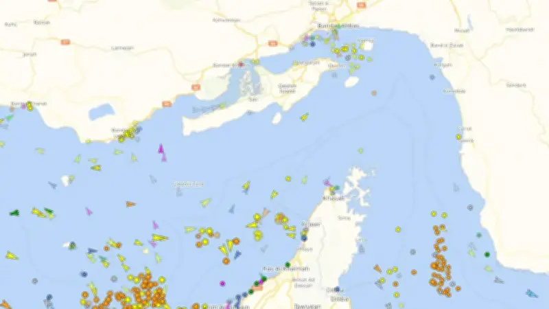 Proyectil Desconocido Impacta Barco Cerca del Estrecho de Ormuz sin Víctimas, Según UKMTO