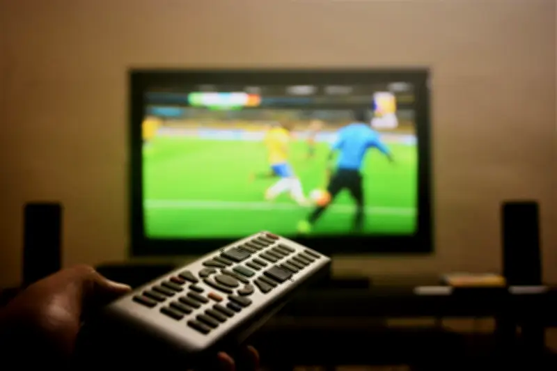 Proyector vs televisor para el Mundial 2026: cómo elegir según espacio, luz y uso