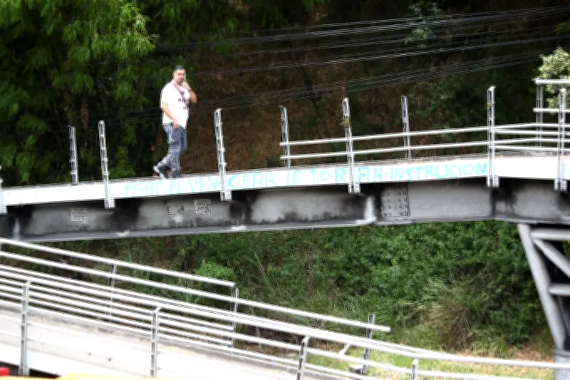 Puente peatonal sin barandas en Bucaramanga pone en riesgo a peatones