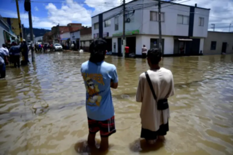 Árbol cae sobre vehículo en Facatativá mientras inundaciones afectan a miles en Cundinamarca