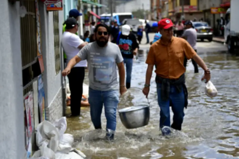 Árbol cae sobre vehículo en Facatativá sin heridos, mientras inundaciones afectan 15 barrios