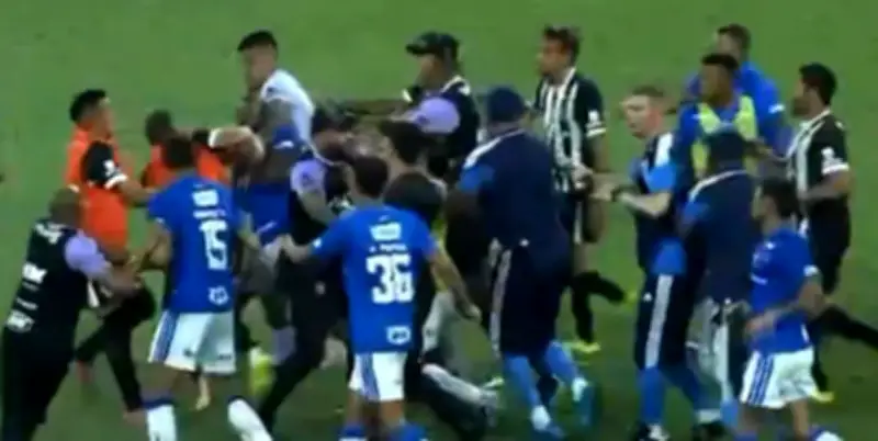 Récord histórico: 23 expulsiones en final del Campeonato Mineiro tras batalla campal