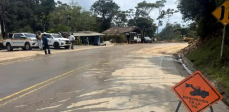 Reabren vía Medellín-Bogotá con tránsito controlado tras remover 60.000 m³ de tierra en San Luis