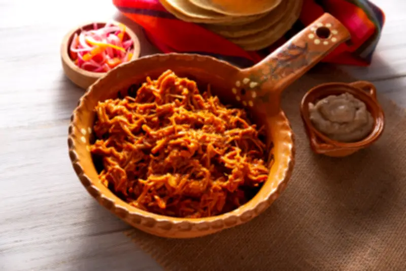 Receta tradicional de cochinita pibil: un plato mexicano de carne desmechada