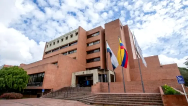 Registraduría aparta a funcionaria que apareció en video con Uribe usando chaleco oficial