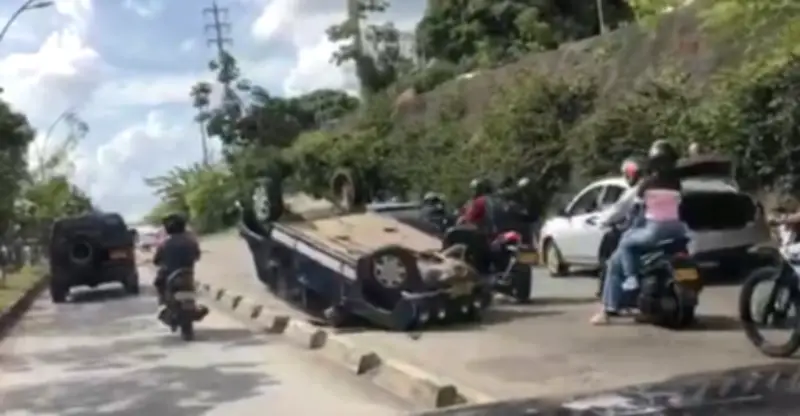 Renault 4 volcado tras chocar contra bolardos de Metrolínea en autopista de Floridablanca