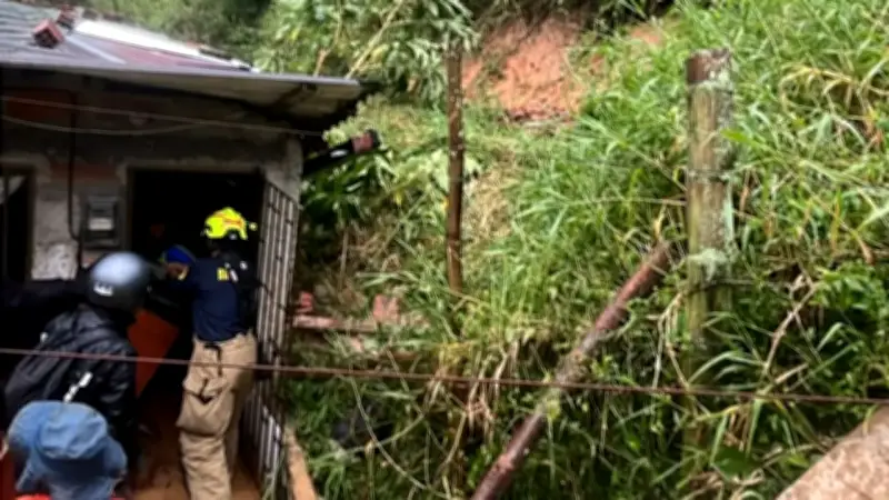 Rescatan a cuatro personas tras colapso de muro en vivienda de corregimiento de Medellín