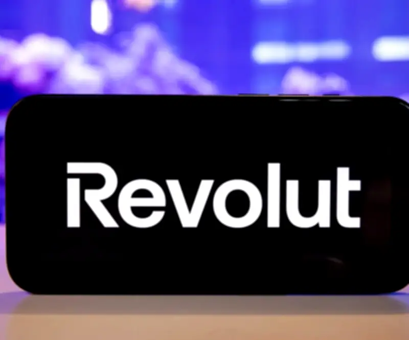 Revolut obtiene licencia bancaria completa en Reino Unido para expandir servicios financieros