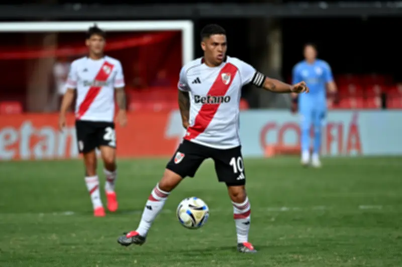 River Plate vence a Estudiantes de Río Cuarto 2-0 con ayuda del VAR y asistencia de Quintero
