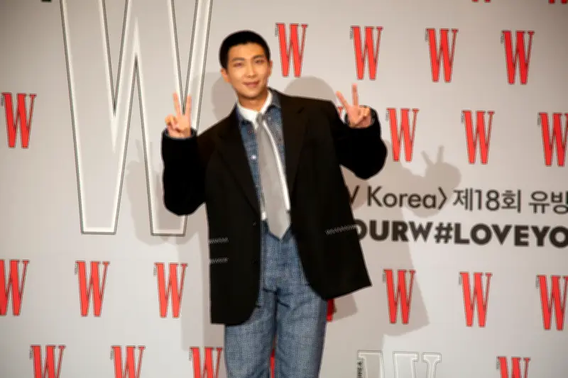 RM de BTS actuará con escayola tras lesión en tobillo durante regreso del grupo