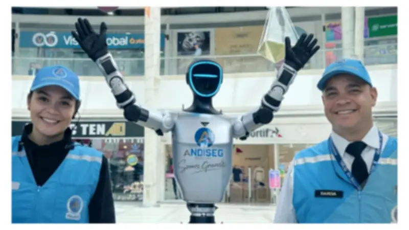 Robots humanoides con uniforme ya vigilan centros comerciales y conjuntos en Bogotá