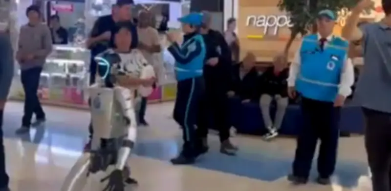 Robots humanoides patrullan centros comerciales de Bogotá en nueva era de vigilancia
