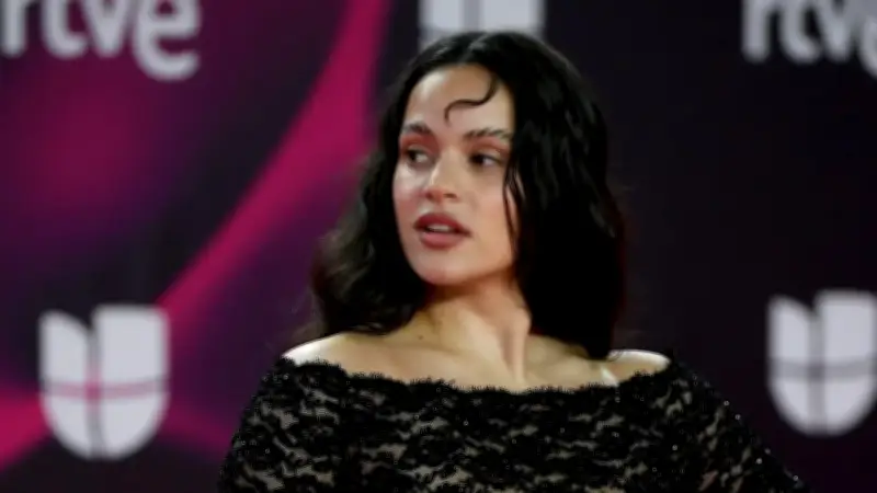 Rosalía abandona concierto en Milán por intoxicación alimentaria durante gira internacional