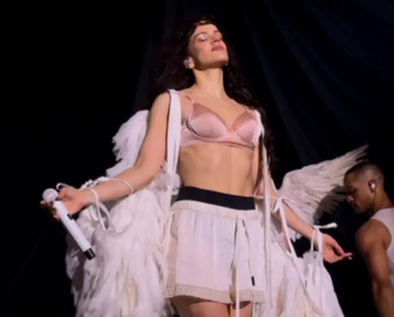 Rosalía cancela concierto en Milán por intoxicación alimentaria y envía mensaje desde hospital