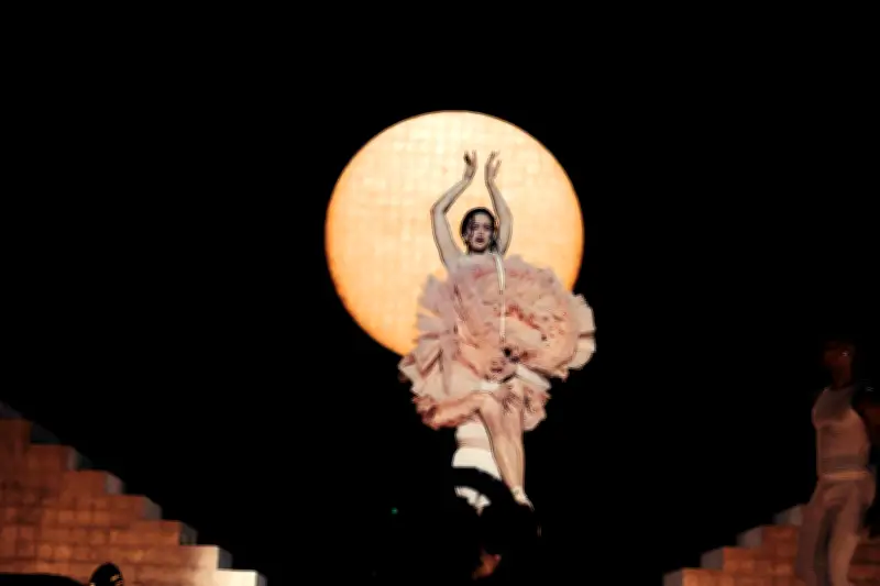 Rosalía transforma el vestuario en narrativa artística en su espectáculo 'Lux' en Madrid