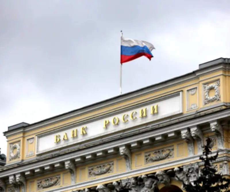 Rusia recorta su tasa de interés clave al 15% para aliviar economía debilitada