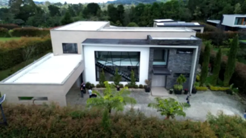 SAE recupera mansión y predio en Valle de Aburrá vinculados a red de apuestas y narcotráfico