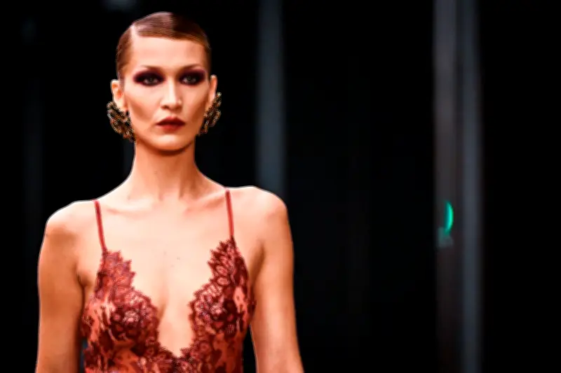 Saint Laurent presenta manifiesto de moda en París con Bella Hadid como protagonista