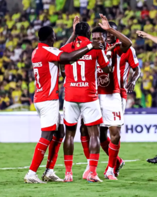 Santa Fe vence 2-1 a Bucaramanga en partido polémico con decisión arbitral final