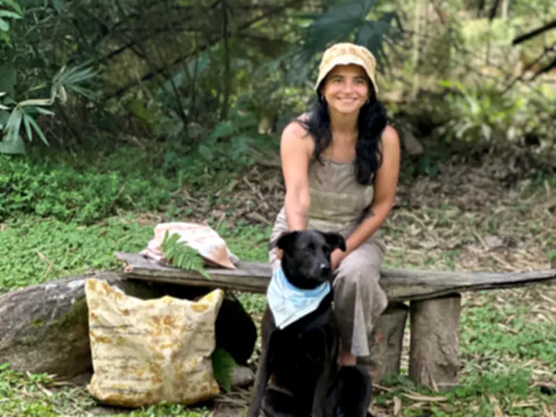 Santandereana crea prendas únicas con tintes ancestrales de higuerilla y cebolla