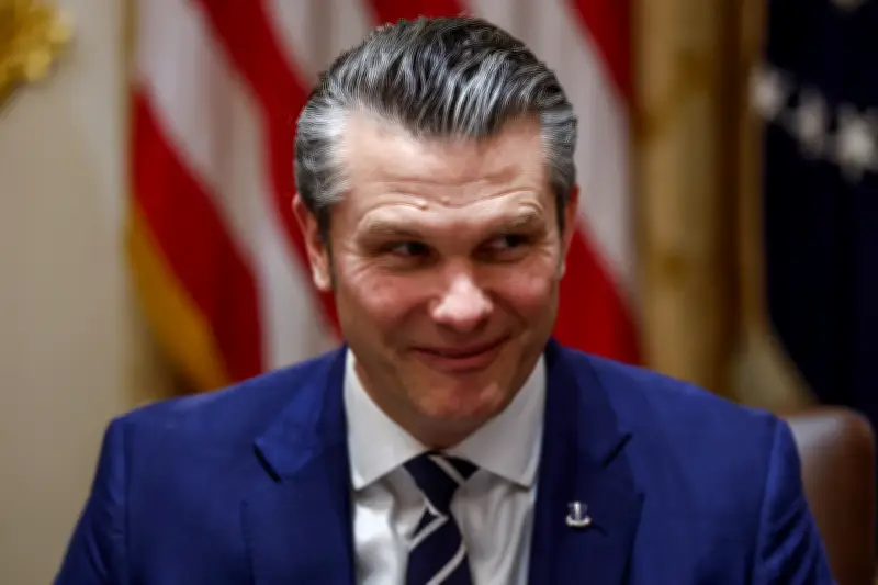 Secretario de Guerra de EE.UU. visita tropas en Oriente Medio y confirma solicitud de 'bombas más grandes'