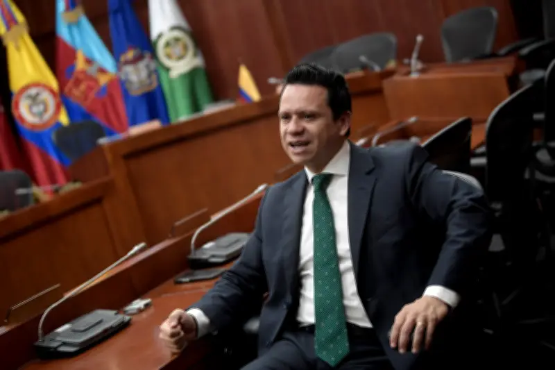 Secretario del Senado Diego González obtiene doctorado en Derecho antes de nueva votación