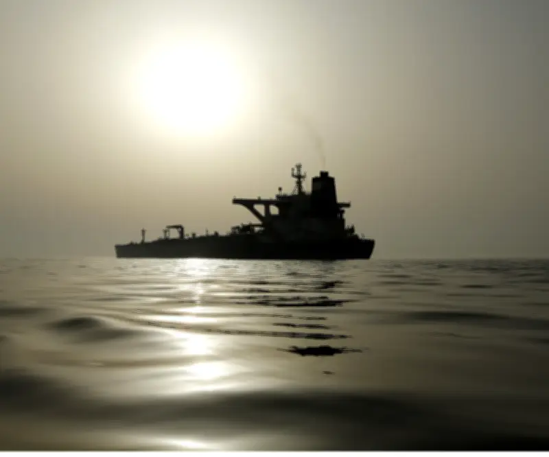 Segundo petrolero de Dynacom desafía riesgos en Ormuz mientras el tráfico marítimo se paraliza