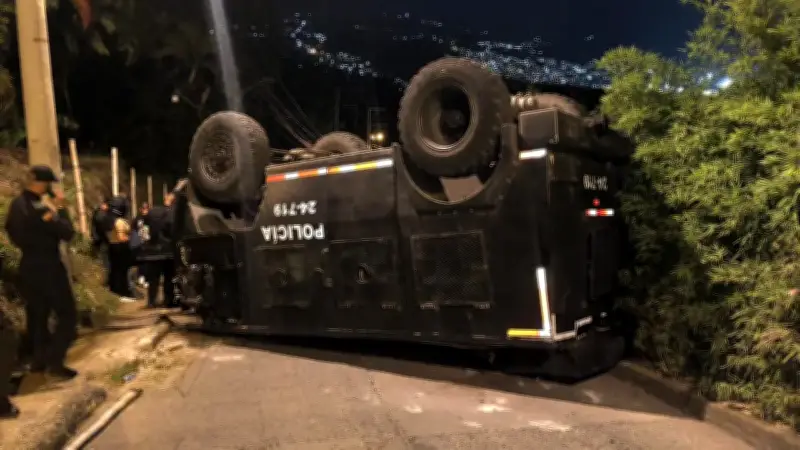Seis policías heridos tras volcamiento de tanqueta de la UNDMO en ladera de Cali