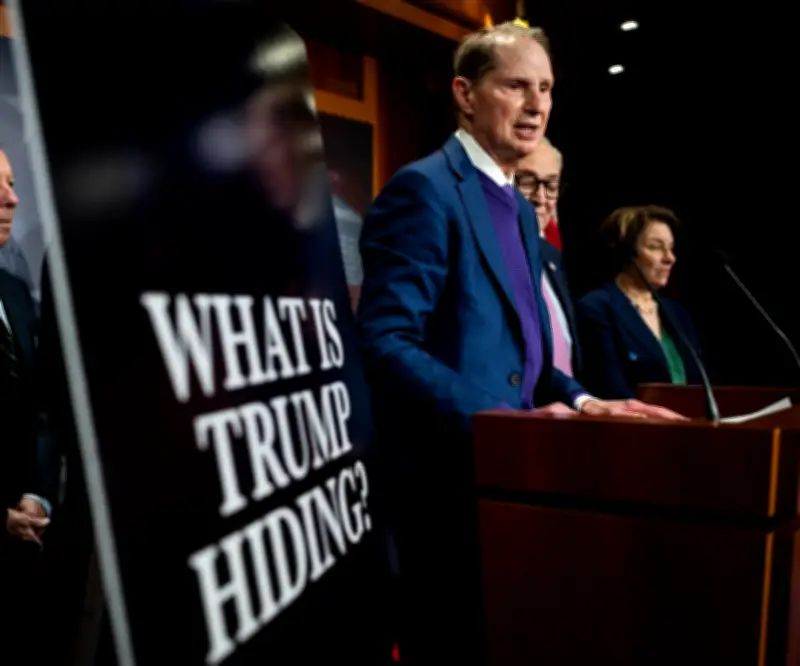 Senador Wyden acusa a subsecretario Blanche de bloquear documento sin censurar de Epstein