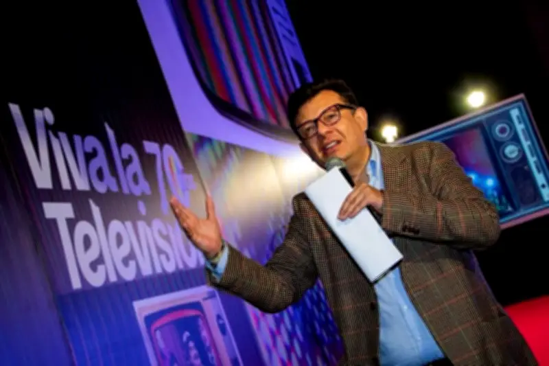 Senadora y periodistas exigen salida de Hollman Morris de RTVC por denuncias de acoso