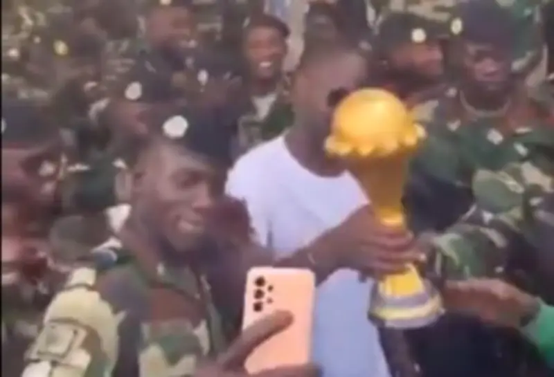 Senegal traslada trofeo de Copa Africana a base militar tras polémico fallo