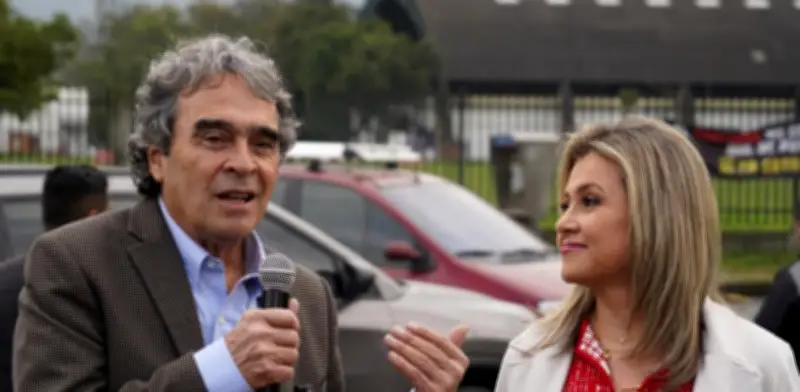 Sergio Fajardo presenta plan de empleo juvenil en Roblox con incentivos a la formalización laboral