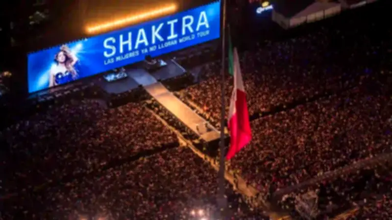 Shakira hace historia en México con concierto gratuito récord de 400.000 personas en el Zócalo