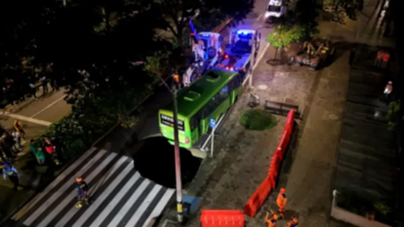 Socavón en Avenida El Poblado de Medellín deja bus atrapado y cierre prolongado