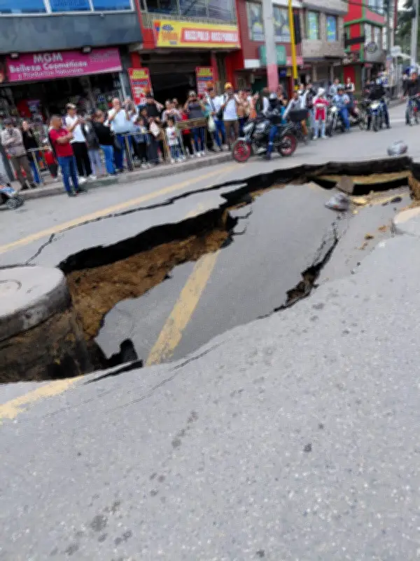 Socavón en Suba, Bogotá: Autoridades atienden emergencia vial tras hundimiento en calle 139