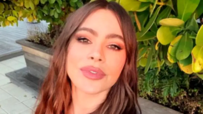 Sofía Vergara corrige a paparazzi en París: '¡Colombiana!' tras ser llamada 'mexicana'